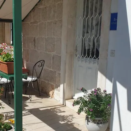 Private Garden Apartment Makarska
