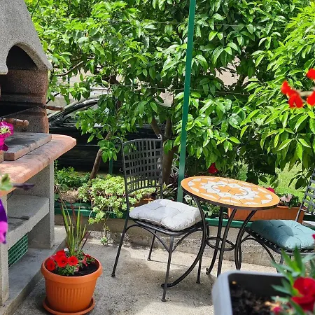 Private Garden Apartment