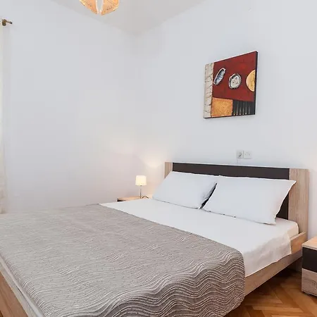 Private Garden Apartment Makarska