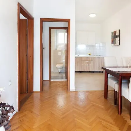 Apartment Private Garden Makarska
